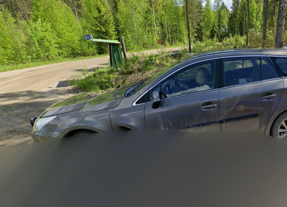 Paikallinen asukas ajaa autolla Horsmalahden läheisyydessä